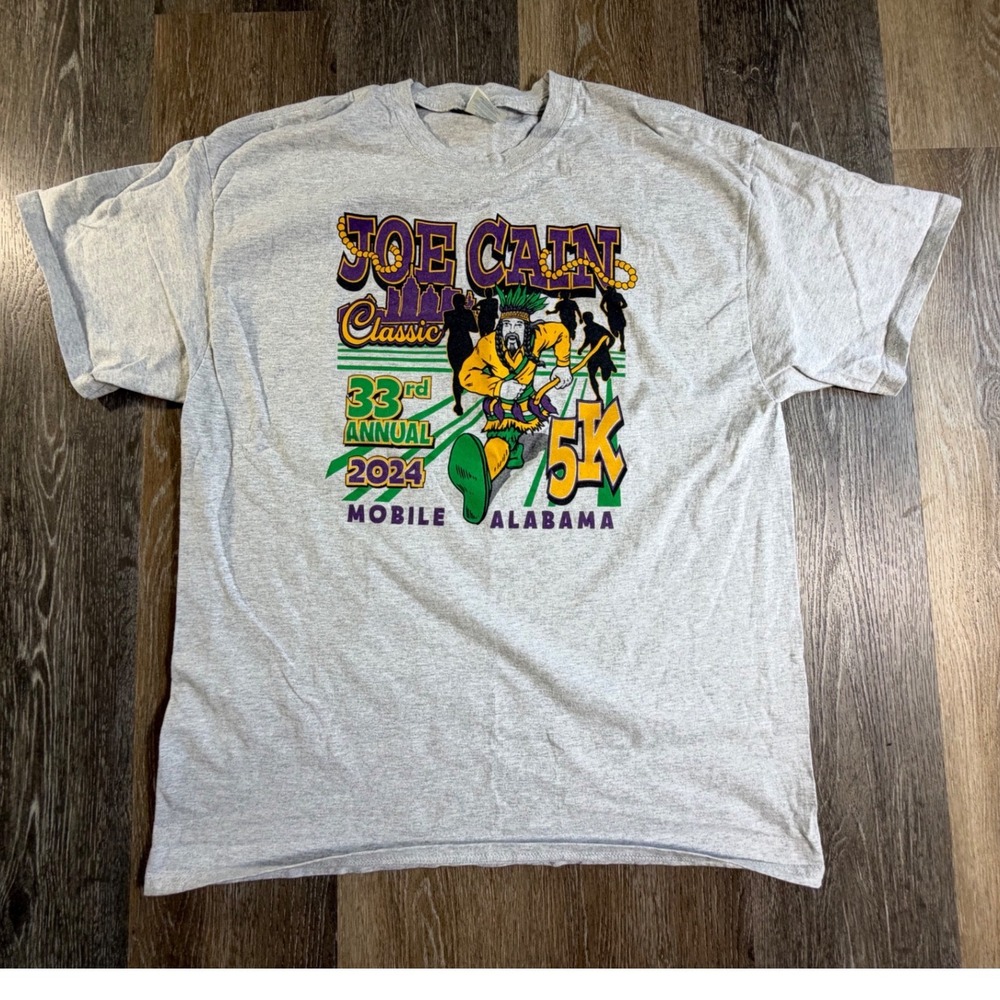 Gildan Joe Cain Classic 5K T-Shirt Mens XL Gray 2024 Mobile Alabama Graphic Tee
